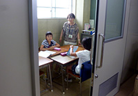 画像：日本語支援非常勤講師による少人数学習(1)
