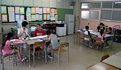 画像：日本語教室での日本語初期指導