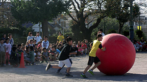 一致団結!大玉送り