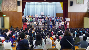 朝会で音楽発表