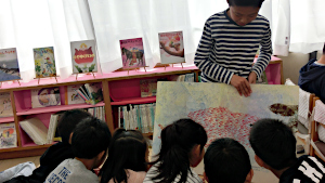 雨の日の図書館にて