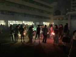 手持ち花火を楽しむ