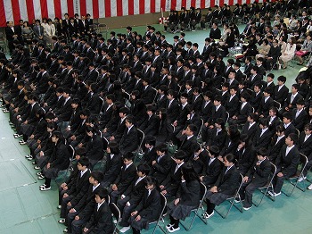 体育館上から撮影した新入生の様子