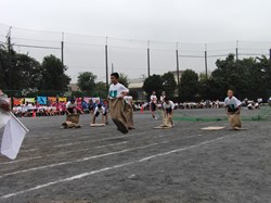 麻袋に入り跳ぶ生徒