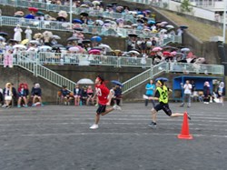 男子２名がリレーで全力で走って、抜くか抜かれるか！！