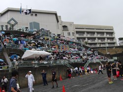 傘をさす観覧者のようす