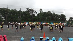 グランドでダンスを披露する生徒の写真