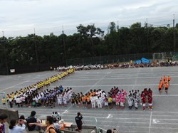 グランドに各部活が行進して入場しています