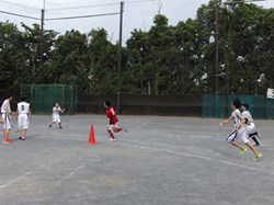 トラックを全力で走る生徒たち