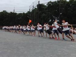 ガチな綱引きのようす。歯を食いしばる生徒たち。