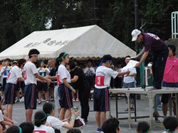 賞状を受け取る１位グループ代表生徒