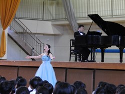 ステージ下で両手を広げての歌唱