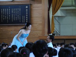 山口さんが3学年主任に語りかけるように歌っています