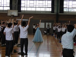 生徒が両手をいっぱいに上に伸ばしています