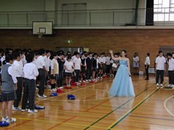 全員で歌っています。中央やや右に水色のドレスの山口さん