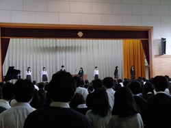 校歌斉唱のようす