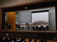 ステージ上で「声華」のプラカードと、「リレーの始まり~錦生新たなステージ~」の横断幕