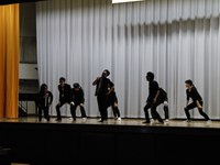 3年職員が踊っている様子。……………perfect human