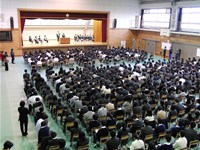 体育館で最後の演説を聴くようす