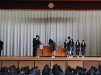 壇上で校長先生から賞状を受け取る生徒