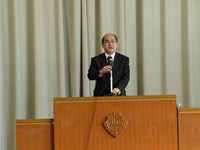 壇上で話す校長先生