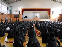 整然と座る生徒の様子