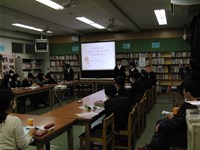 テーブルをロの字に組んだ図書室での会議の様子