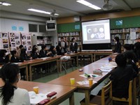 スクリーンに先生の朝食が写っています