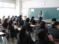 黒板の前で話す保育士さん