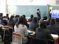 画面をみながらお話しする旅行会社の方