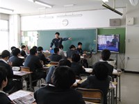 モニタを指さしながら話す消防士さん