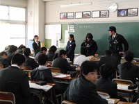 女性警察官2名と男性警察官が黒板の前でお話しされています