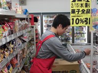 小売店で品出しをする生徒