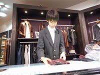 カウンターで畳んである服を整える生徒