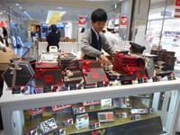 チョコレートが山積みのカウンターの中にいる生徒