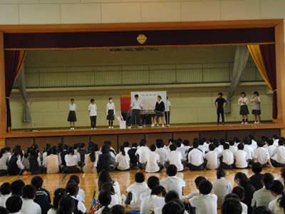 5人の合唱委員がこちらを向いて並んでいます